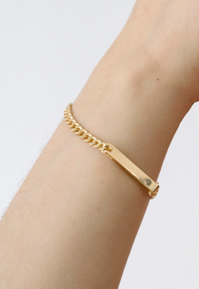 
                  
                    Grand ID Narrow Bracelet in Gold Plated
                  
                