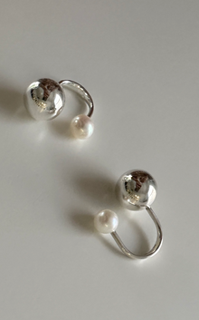  Sling Ring No2 in Silver & Pearl