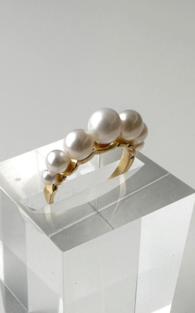 
                  
                    7 Pearl Ring
                  
                